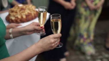 Düğün şampanya ve anne elinde ekmek