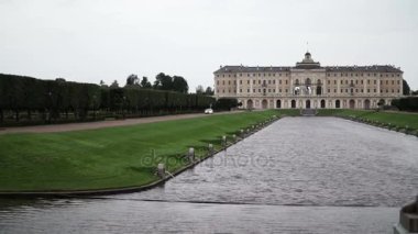 Araba, Sarayı zemin üzerine beyaz araba