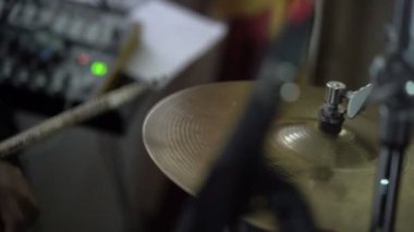 Perküsyon konser üzerine oynayan sanatçı