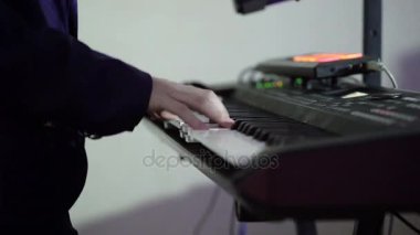 Sanatçı oyun klavye konser