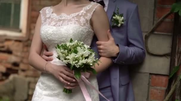 Brudgummen omfamnande bruden från baksidan — Stockvideo