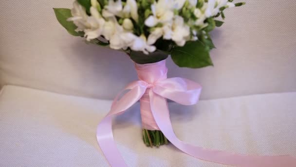 Svatební kytice na bílé pohovce — Stock video