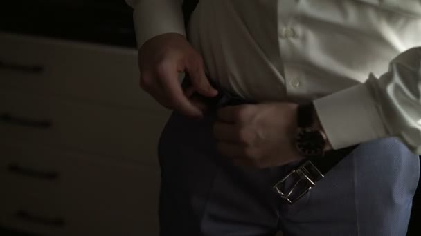 Man wearing belt close up — Stock Video