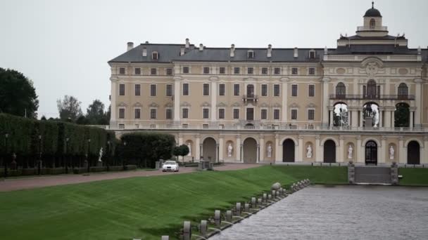 Guida in auto bianca, palazzo sullo sfondo — Video Stock