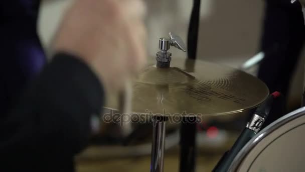 Барабанщик играет на ударных на концерте — стоковое видео