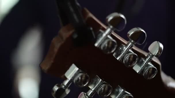 Hals van de gitaar op concert close-up — Stockvideo