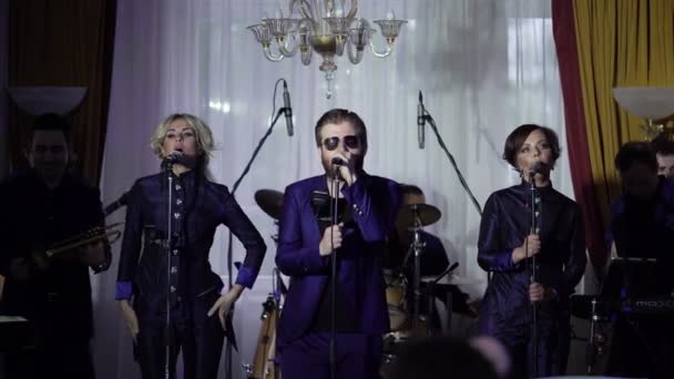 SAINT-PETERSBURG, RUSSIA, HARUS 13, 2016: Band musik bermain di konser — Stok Video