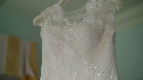 Свадебное платье в номере отеля — стоковое видео