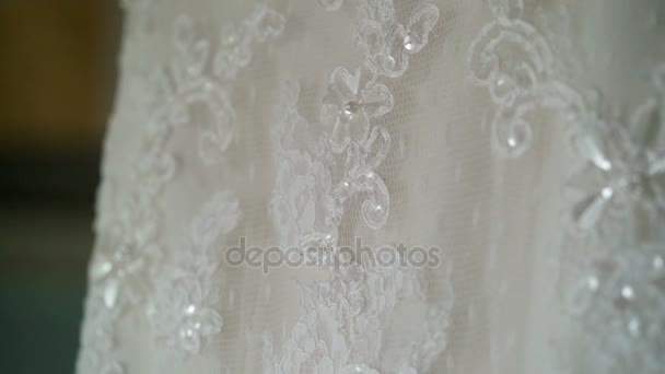 Robe de mariée avec dentelle dans la chambre 
