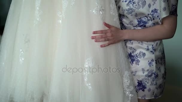 花嫁のウェディング ドレスに触れる — ストック動画