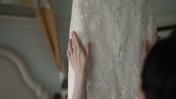 Sposa toccare abito da sposa — Video Stock