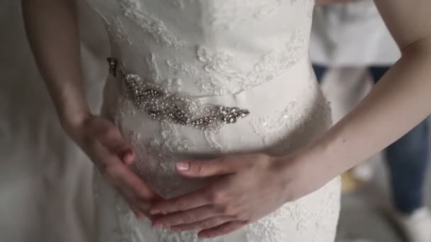 Невеста трогает свадебное платье — стоковое видео