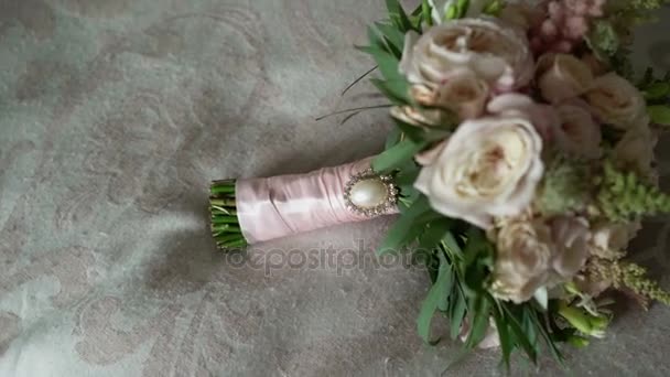 Flores de boda en la cama — Vídeo de stock