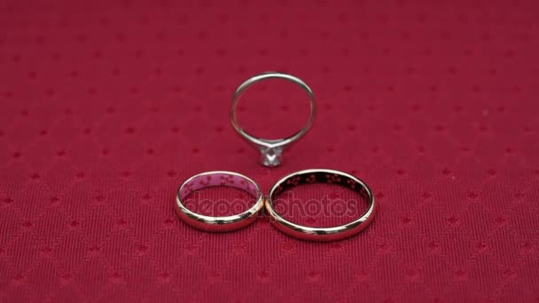 Anillos de boda sobre fondo rojo — Vídeos de Stock