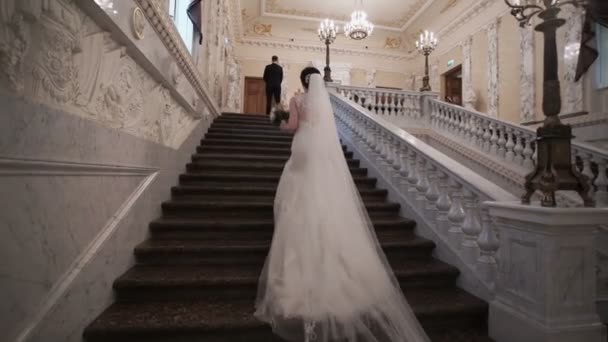 Bride comes to groom steadicam — Stock Video
