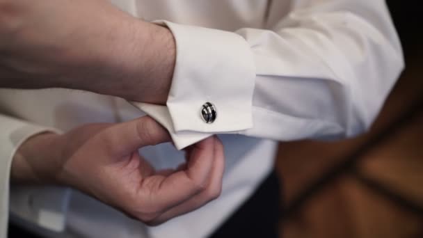 Man Memakai Cufflinks — Stok Video