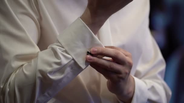 Człowiek nosi spinki do mankietów — Wideo stockowe