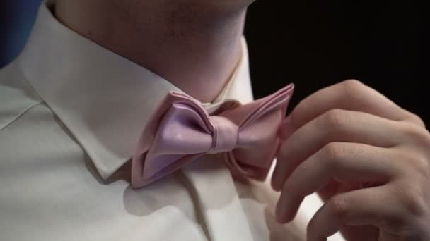 Hombre con corbata — Vídeos de Stock