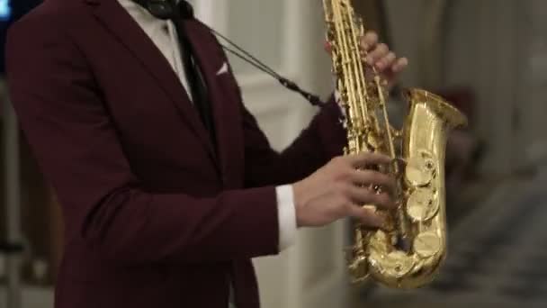 Sankt-Petersburg, Ryssland, 15 juli 2016: Saxofonist spelar musik — Stockvideo