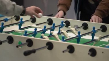 Masa futbolu oynayan çocuklar