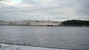 Saint-Petersburg görünümü nehir Neva ve yaz bahçesinde