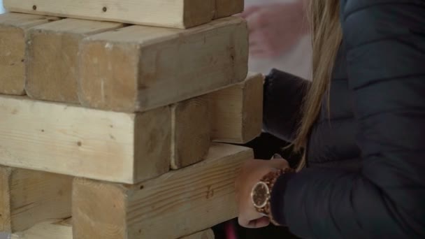 Mensen spelen Jenga spel — Stockvideo