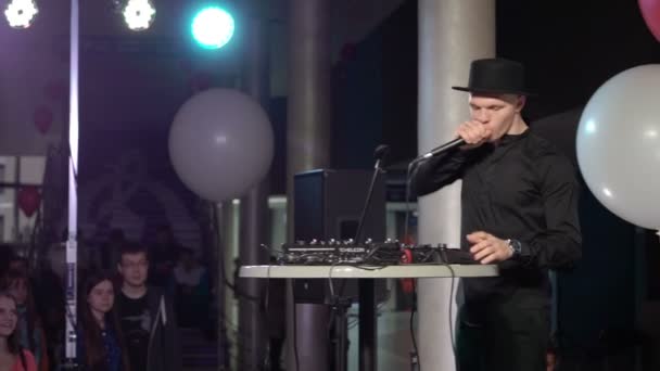 Sankt-Petersburg, Ryssland, 15 oktober, 2016: Beatboxaren på scenen — Stockvideo