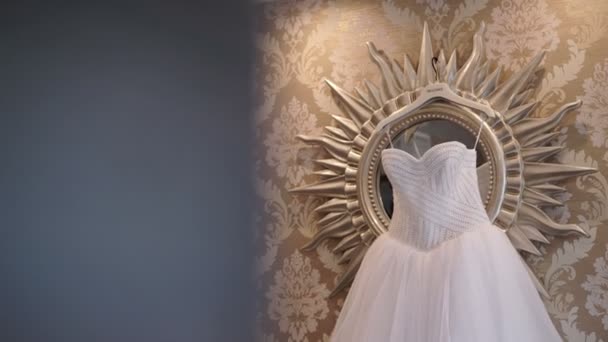 Весільна сукня в готельному номері — стокове відео