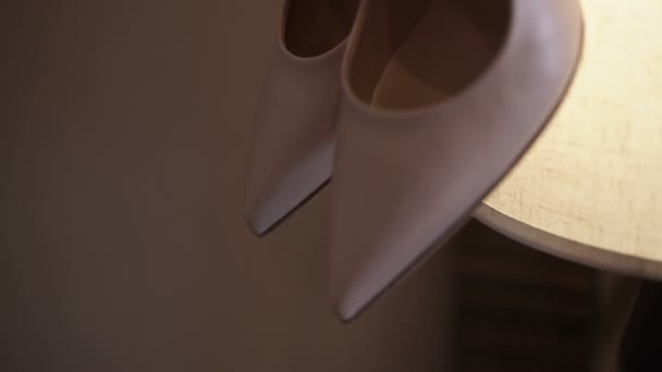 Vrouw schoenen op lamp — Stockvideo