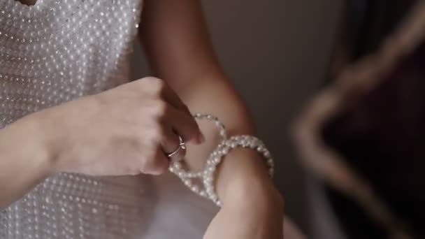 Braut trägt Armband — Stockvideo