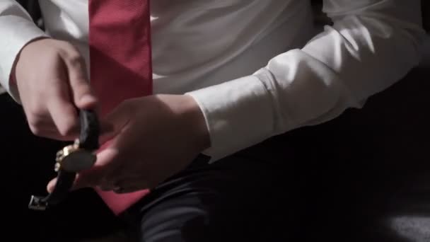 Uomo che indossa l'orologio da polso — Video Stock