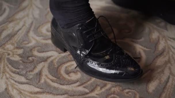Muž nosí boty closeup — Stock video