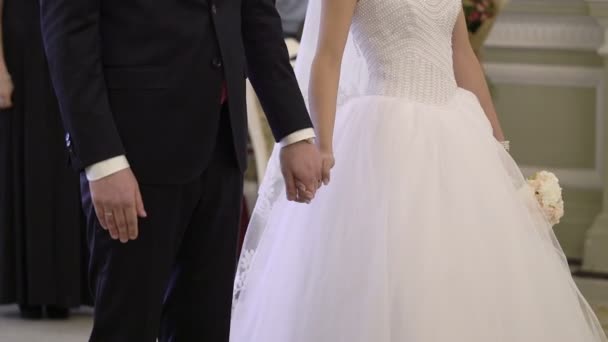 Huwelijk ceremonie jonggehuwden hand in hand — Stockvideo