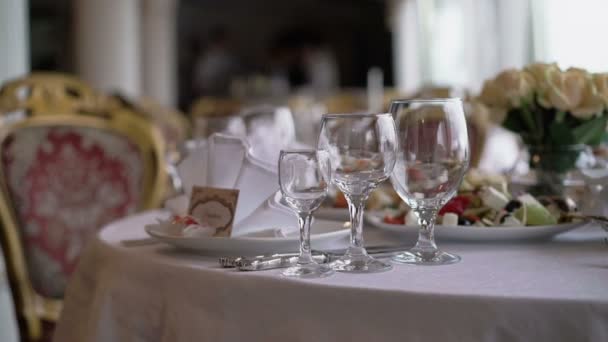 Glazen op een tafel in restaurant — Stockvideo