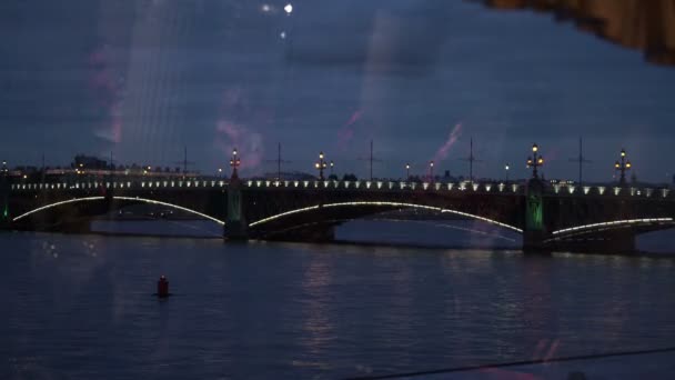 Bron i Sankt Petersburg på natten — Stockvideo