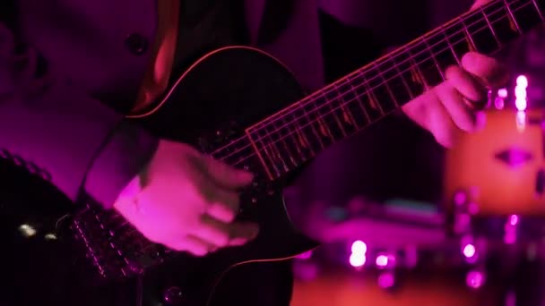 Adam gece kulübünde gitar çalmak — Stok video