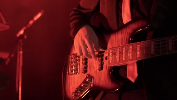 Seorang pria bermain gitar di klub malam — Stok Video