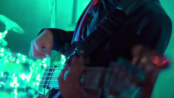 Hombre tocando la guitarra en discoteca — Vídeo de stock