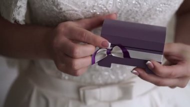 Alyans ile gelin açık kutu