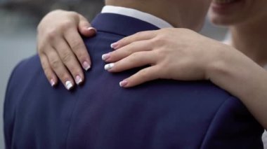 kucaklayan gelin damat