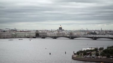 Saint-Petersburg görünümü Neva nehrinde