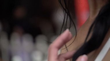 Saçına dokunan kadın