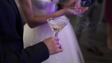 Gelin ve damat elinde şampanya