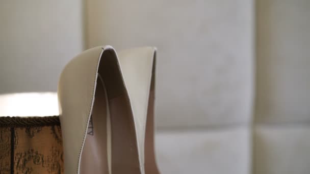 Blanke vrouw schoenen op lamp — Stockvideo