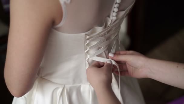 Demoiselle d'honneur aider mariée porter une robe — Video