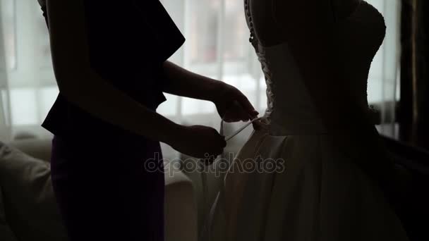 Het dragen van de bruiloft jurk silhouet — Stockvideo