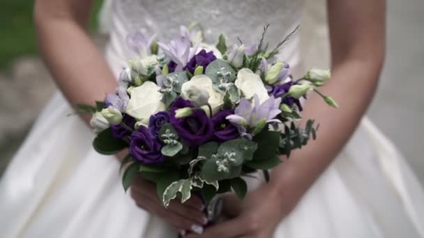 Kytice v rukou nevěsty — Stock video
