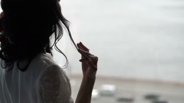 Silueta de mujer joven mirando a la ventana — Vídeos de Stock