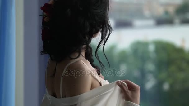 Kvinna i underkläder avklädning nära fönster — Stockvideo
