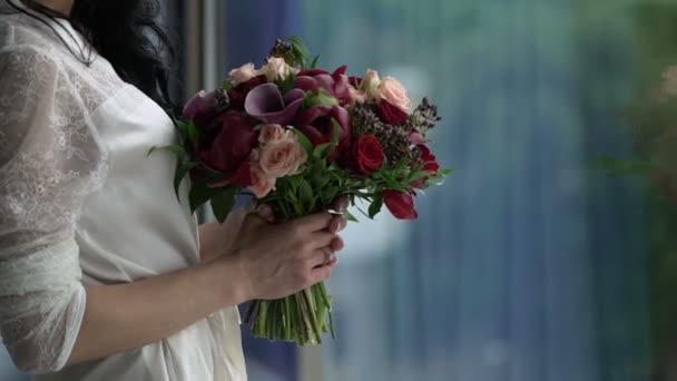 Kvinna nära fönster med blommor — Stockvideo